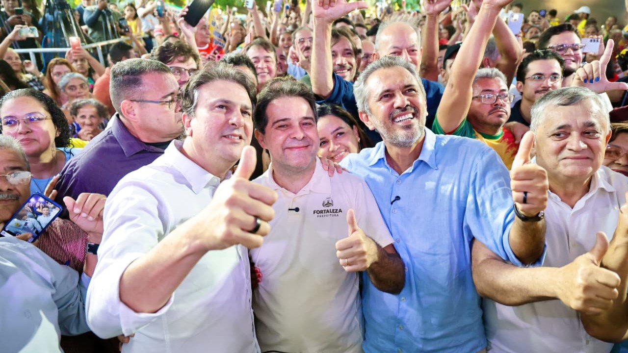 grupo de pessoas posa para a foto